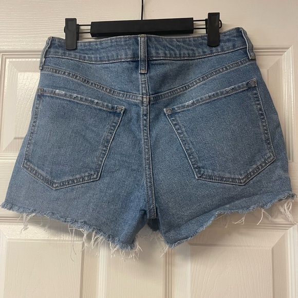NWOT Old Navy High Rise OG Straight Denim Shorts 2.5” inseam Size 6 - Picture 3 of 6